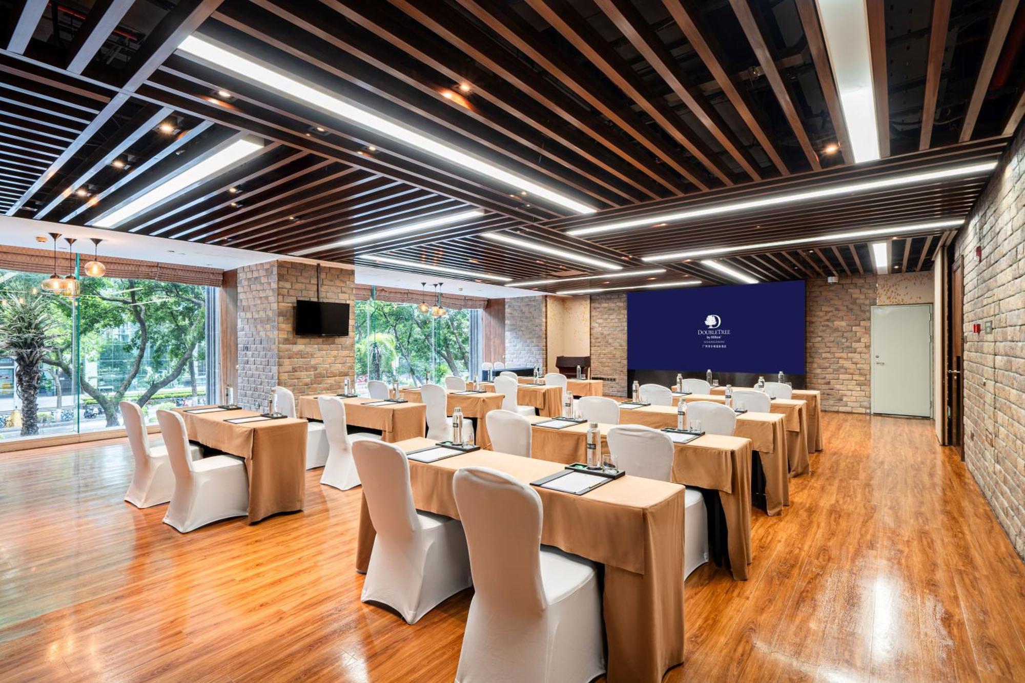 Doubletree By Hilton Guangzhou-Free Shuttle Bus To Canton Fair Complex & Overseas Buyer Registration Services During Canton Fair Period Bagian luar foto